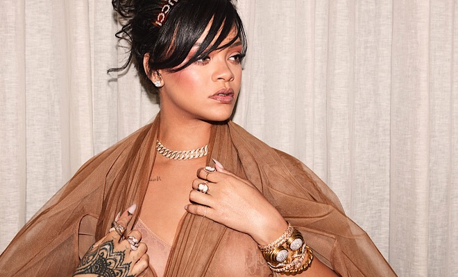 Rihanna Bizarres Oben Ohne Outfit Enthüllt Nippelblitzer